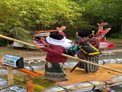 a group of people on a boatNaik Perahu Rakitan ke Mekkah